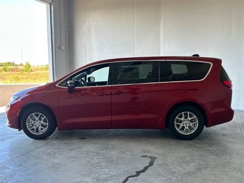 New 2025 Chrysler Pacifica Select image 5