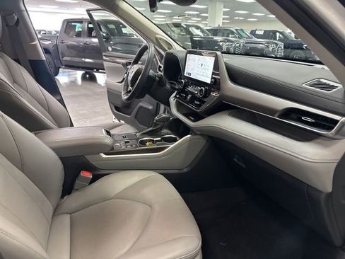Used 2024 Toyota Highlander Limited AWD/4WD image 29