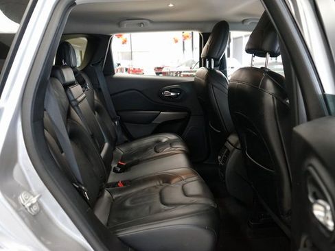 Used 2019 Jeep Cherokee Limited image 12