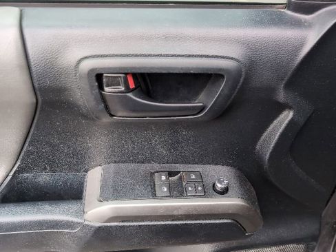 Used 2017 Toyota Tacoma SR5 w/ Tow Package AWD/4WD image 12