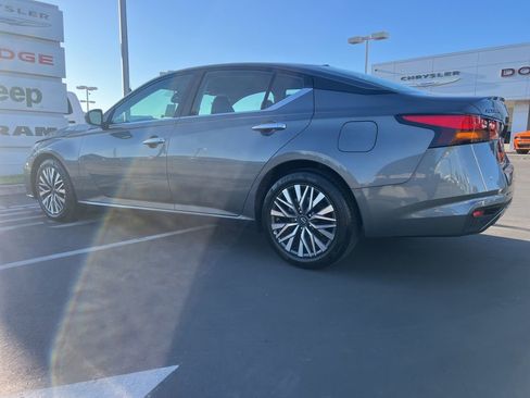Used 2025 Nissan Altima 2.5 SV FWD image 10