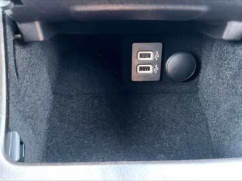 Used 2019 Lincoln Continental Select image 16