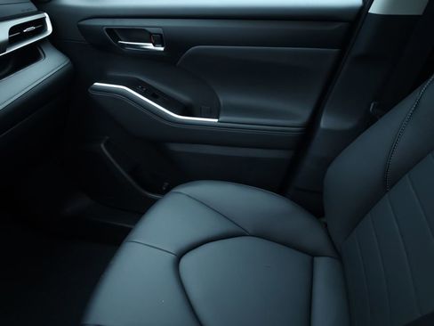 Used 2025 Toyota Highlander XLE image 9