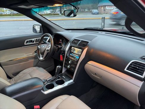 Used 2014 Ford Explorer XLT w/ Equipment Group 202A image 23