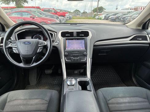 Used 2019 Ford Fusion SE FWD image 14