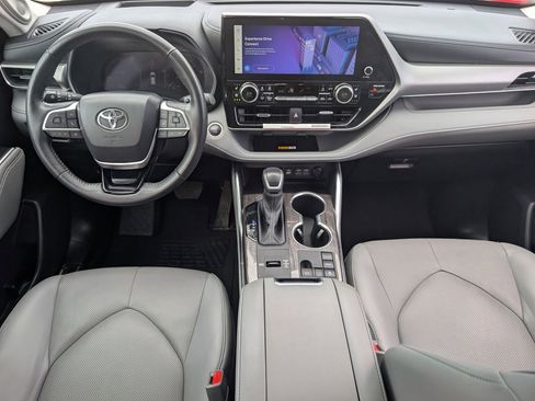 Used 2024 Toyota Highlander Platinum FWD image 9