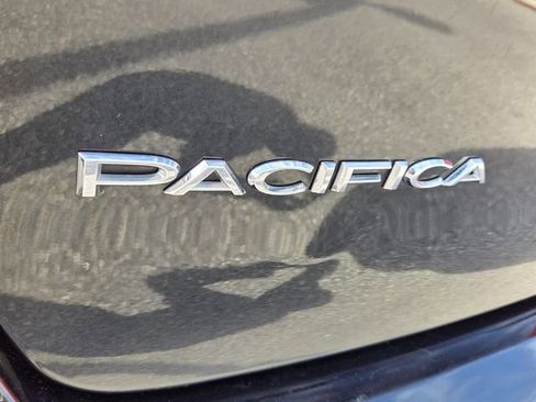 Used 2022 Chrysler Pacifica Touring-L image 15