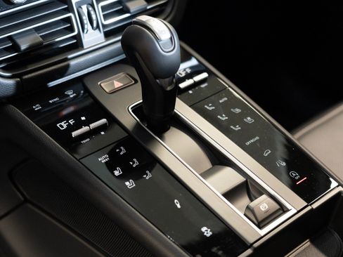 Certified 2025 Porsche Macan Turbo AWD/4WD image 22