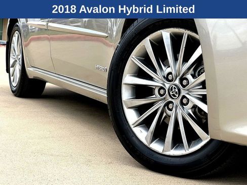 Used 2018 Toyota Avalon Limited image 2