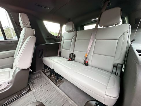 Used 2023 GMC Yukon XL SLT w/ SLT Premium Package image 28