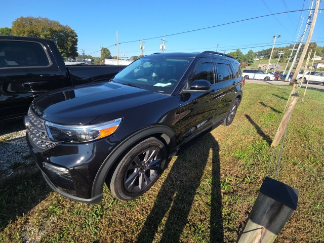 Used 2023 Ford Explorer XLT w/ Equipment Group 202A AWD/4WD image 3