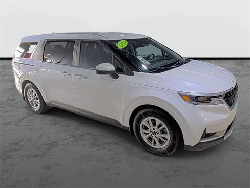 Used 2022 Kia Carnival LX image 5
