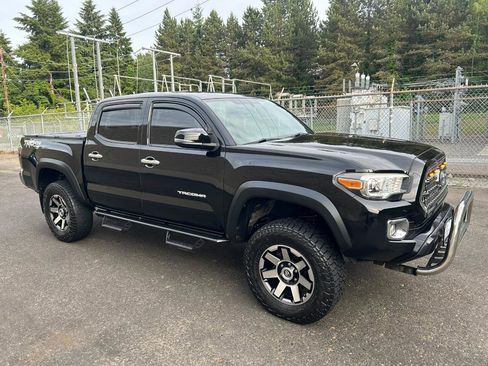 Used 2017 Toyota Tacoma TRD Off-Road AWD/4WD image 4