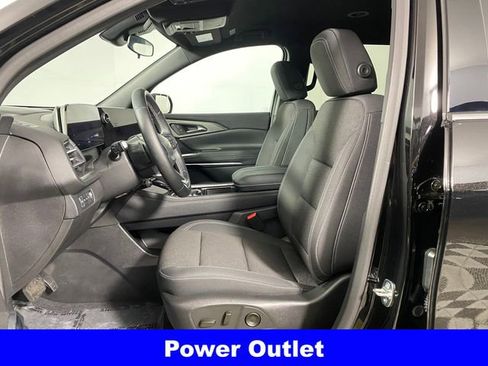 Certified 2025 Chevrolet Traverse LT w/ Driver Confidence Package image 11