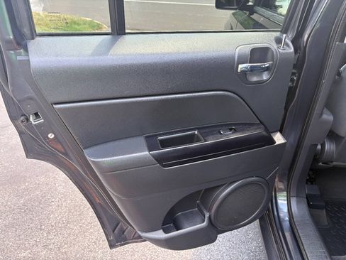 Used 2014 Jeep Patriot Latitude w/ All Weather Capability Group AWD/4WD image 21