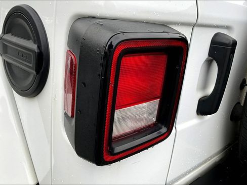 Used 2022 Jeep Wrangler Unlimited Sahara image 24