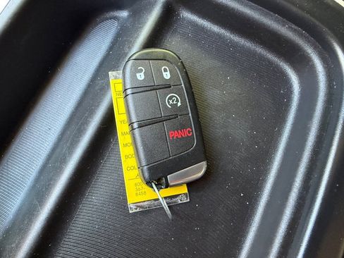 Used 2019 Chrysler Pacifica Touring-L FWD image 32
