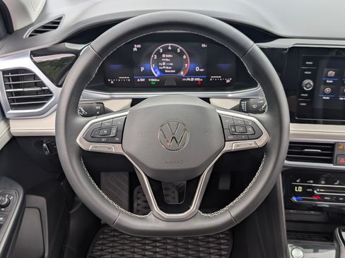 Used 2025 Volkswagen Taos SE FWD image 23