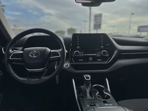 Used 2022 Toyota Highlander LE image 2