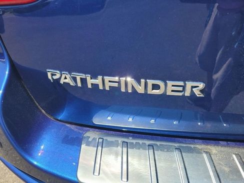 Used 2017 Nissan Pathfinder SV w/ SV Cold Weather Package FWD image 10