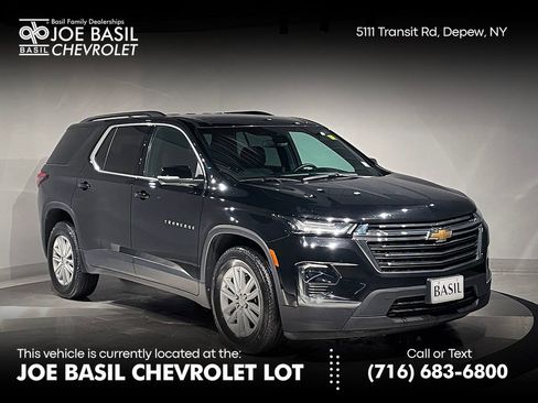 Used 2023 Chevrolet Traverse LT image 1
