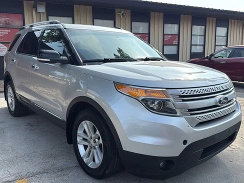 Used 2014 Ford Explorer XLT w/ Equipment Group 202A AWD/4WD image 3