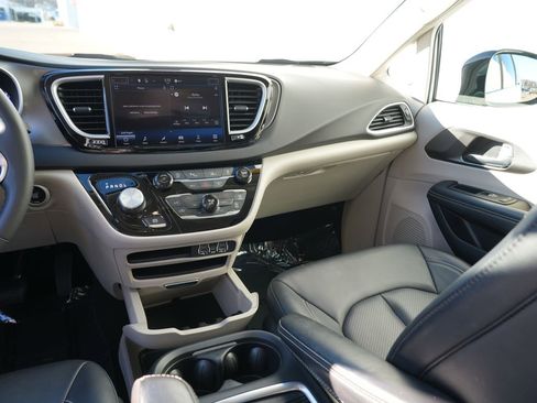 Used 2024 Chrysler Pacifica Touring-L image 20