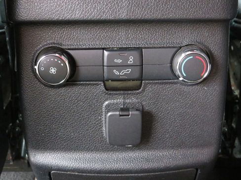 Used 2018 Ford Explorer XLT AWD/4WD image 38