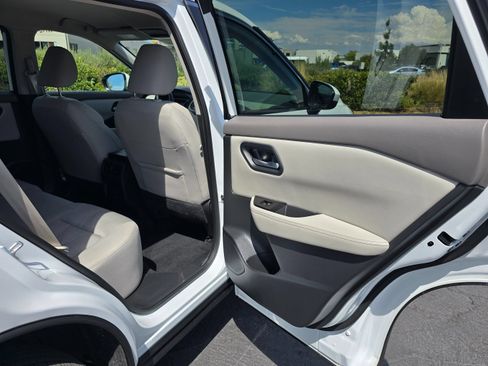 Used 2025 Nissan Rogue SV FWD image 28