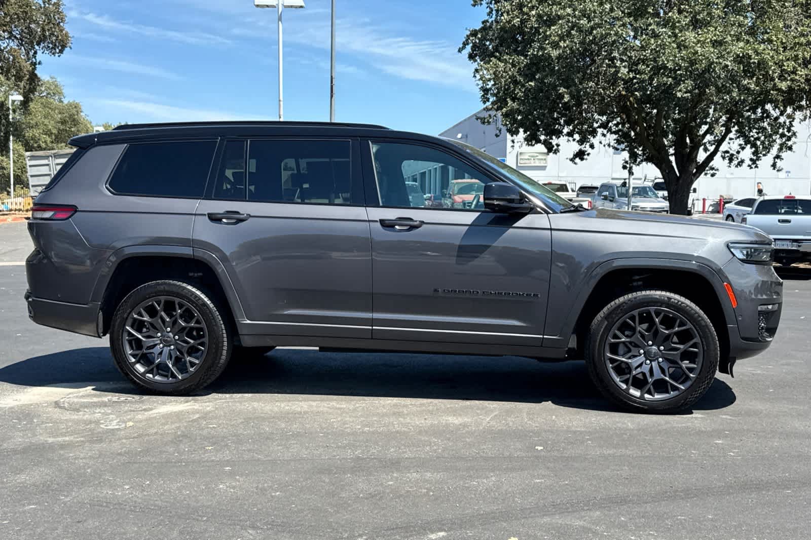 Used 2023 Jeep Grand Cherokee L Summit AWD/4WD image 8