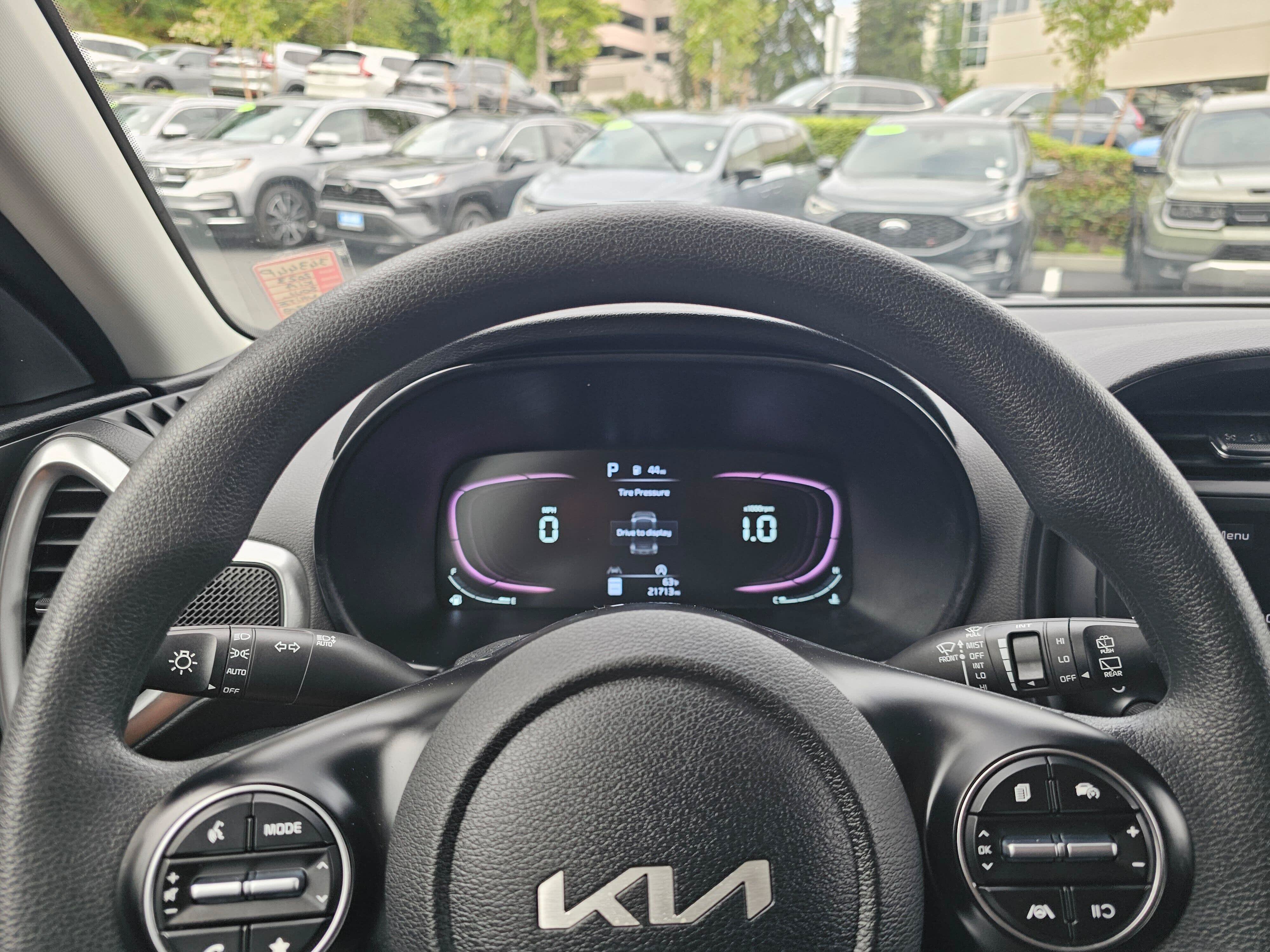 Used 2023 Kia Soul LX w/ LX Technology Package FWD image 25