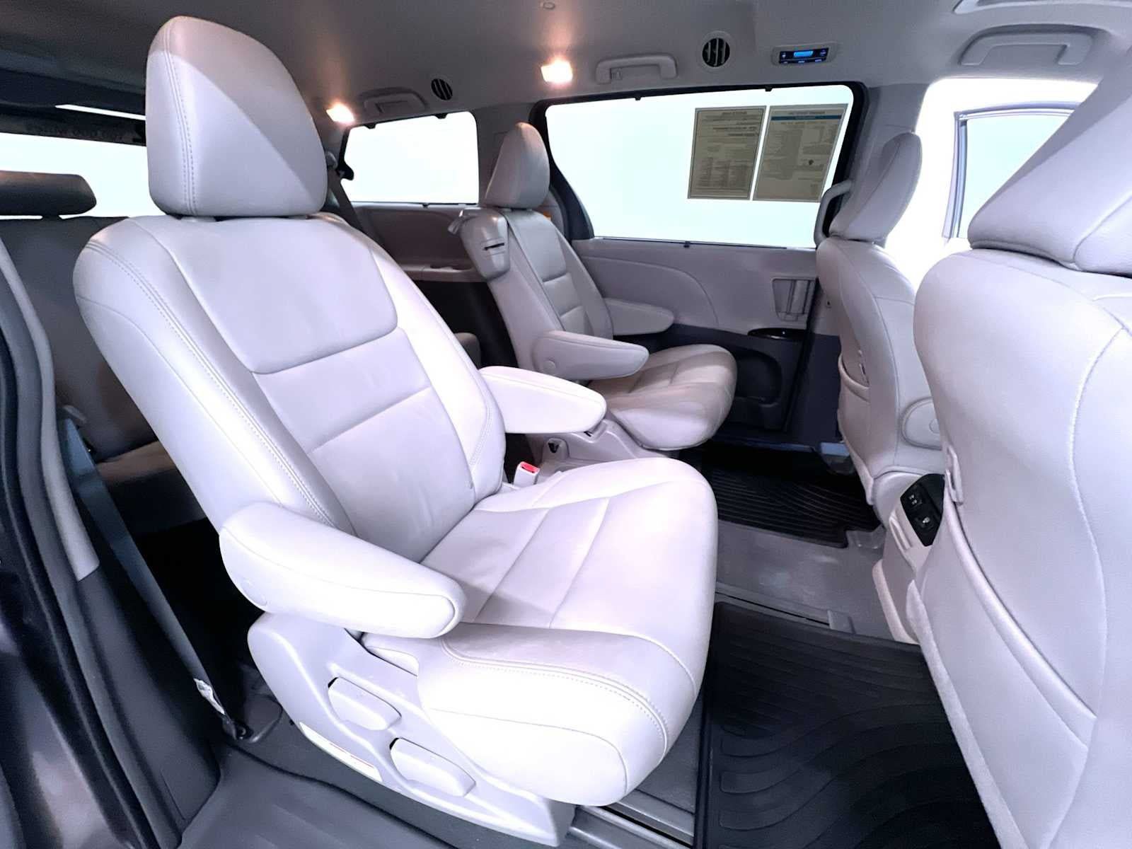 Used 2019 Toyota Sienna XLE w/ XLE Navigation Package FWD image 38