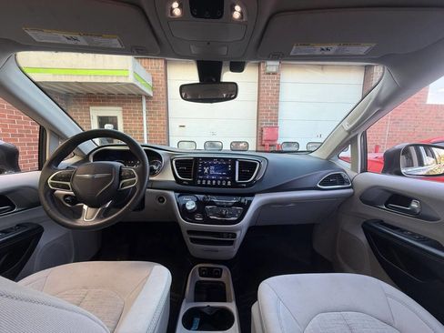 Used 2018 Chrysler Pacifica Touring Plus FWD image 24