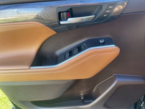 Used 2021 Toyota Highlander Platinum image 20