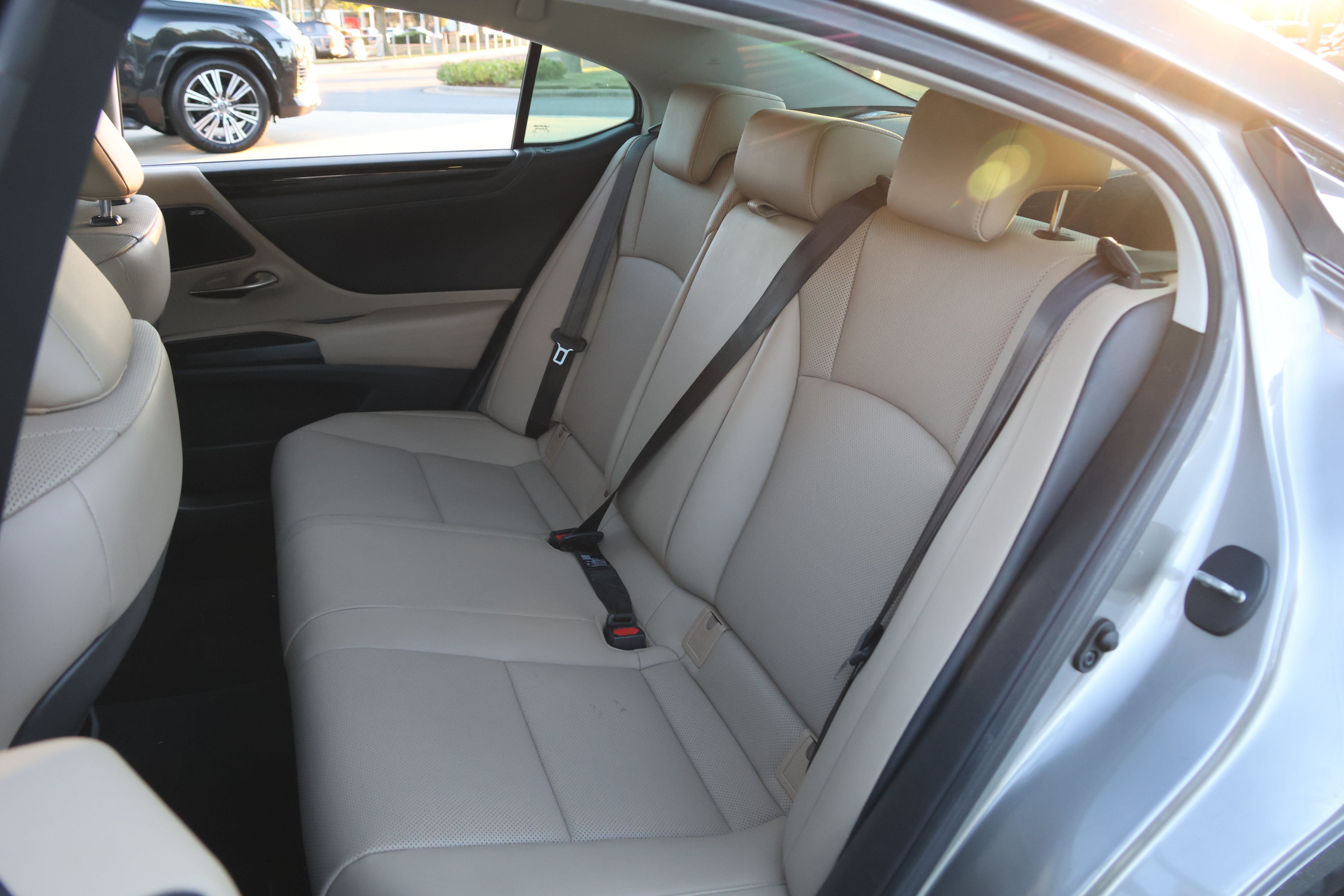 Used 2020 Lexus ES 300h w/ Premium Package FWD image 34