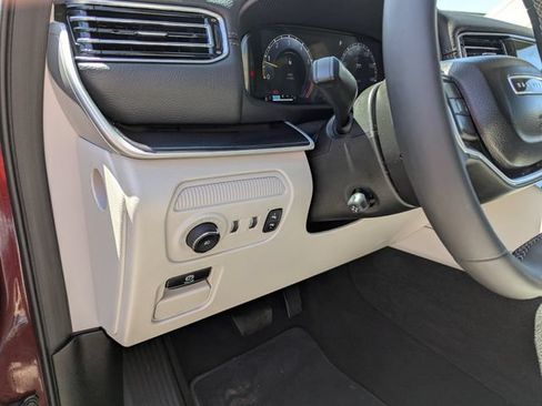 Used 2024 Jeep Wagoneer 4WD w/ Convenience Group I image 17