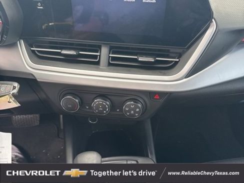 Used 2025 Chevrolet Trax RS w/ Sunroof Package image 27