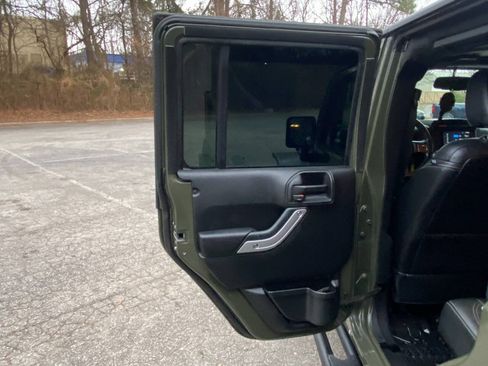 Used 2015 Jeep Wrangler Unlimited Rubicon w/ Connectivity Group AWD/4WD image 36