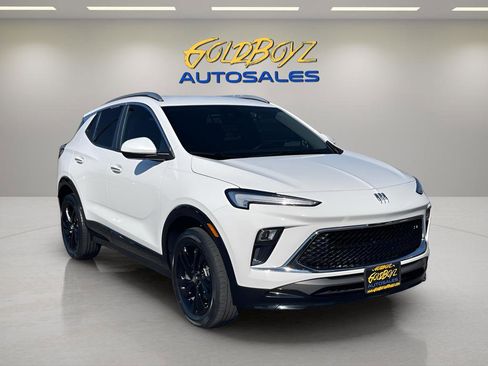 Used 2024 Buick Encore GX Sport Touring image 2