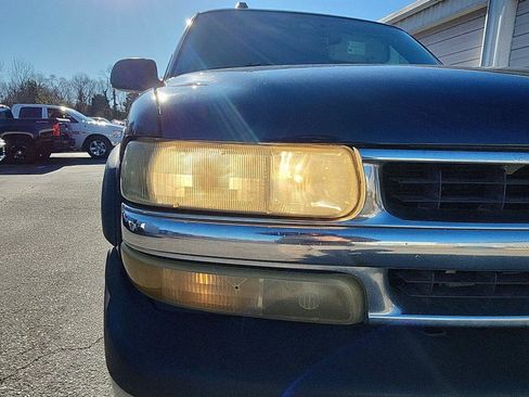 Used 2004 Chevrolet Suburban LS w/ Preferred Equipment Group image 9