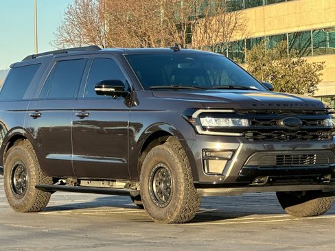 Used 2024 Ford Expedition Limited image 2