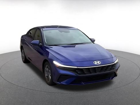 Used 2026 Hyundai Elantra Hybrid FWD image 3