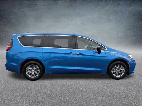 New 2026 Chrysler Pacifica Select image 3