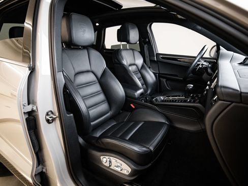 Certified 2023 Porsche Macan AWD/4WD image 29