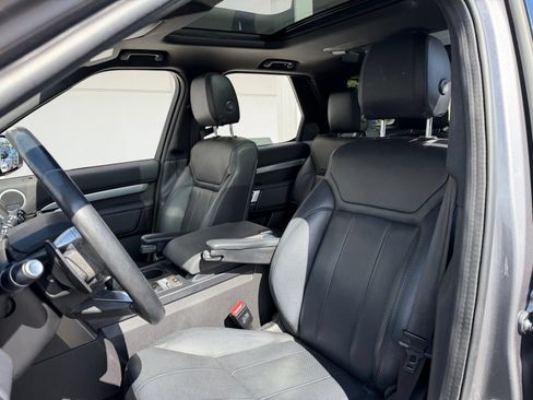 Used 2020 Land Rover Discovery Landmark AWD/4WD image 12
