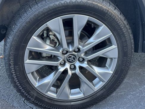 Used 2022 Toyota RAV4 XLE Premium image 10