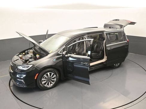 Used 2023 Chrysler Pacifica Touring-L FWD image 64