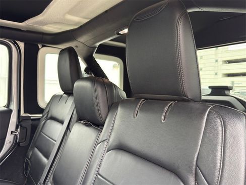 Used 2018 Jeep Wrangler Unlimited Sahara image 28