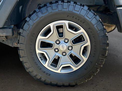 Used 2014 Jeep Wrangler Unlimited Rubicon w/ Connectivity Group AWD/4WD image 25