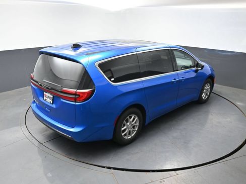 New 2027 Chrysler Pacifica Select FWD image 31